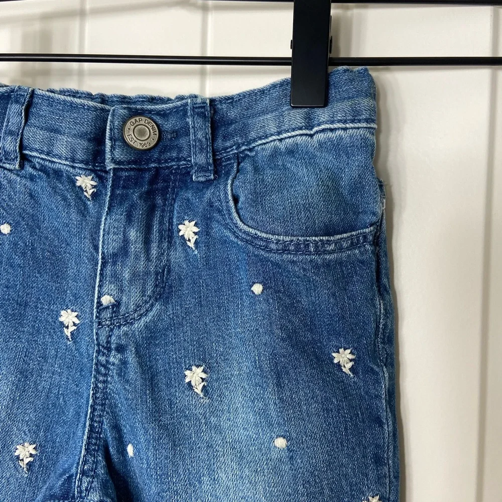 Baby GAP girl’s medium wash denim floral embroidered girlfriend jeans‎ 4 years